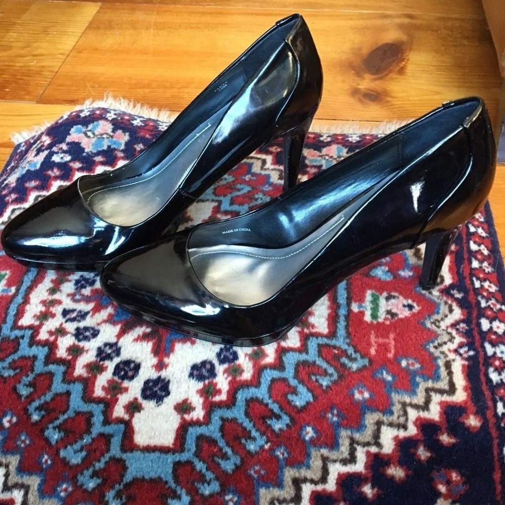 TAHARI patent leather heels